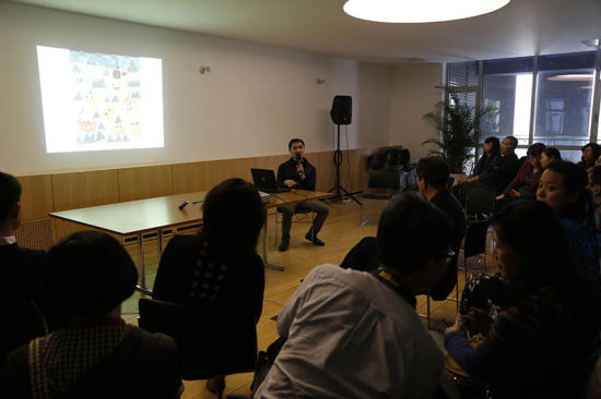 中间美术馆艺术总监周翊与家长交谈