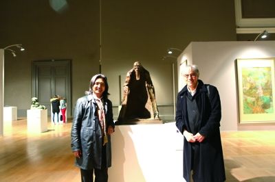 法国美术家协会主席雷米·艾融（右）与吴为山（左）就雕塑艺术展开讨论