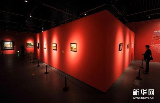 3月28日，参加画展开幕式的参观者在观赏画作。 