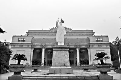 武汉剧院门前的毛泽东雕像 记者彭年 摄 