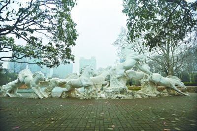 解放公园“八骏马”群雕  记者彭年 摄