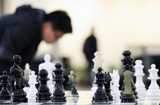 3月4日，观众在南京图书馆欣赏展出的体育雕塑作品《对弈》。