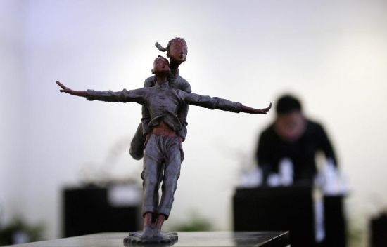 3月4日，观众在南京图书馆欣赏展出的体育雕塑作品《快乐童年》。