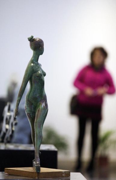 月4日，观众在南京图书馆欣赏展出的体育雕塑作品《平衡印象》。