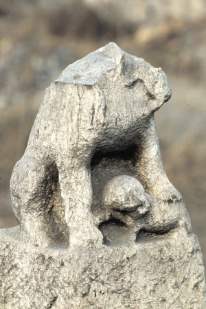 ■石雕被破坏得什么都看不出来了。