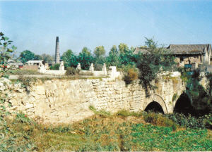 ■曾经的古桥，就像一幅画〃资料图片，作者不详）