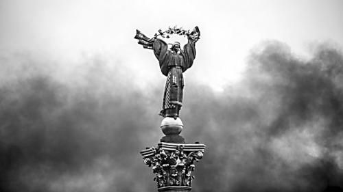 图左为“斯拉夫女神纪念碑”