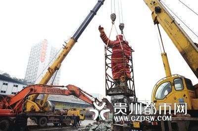 3台70吨吊车护送毛泽东雕像搬家