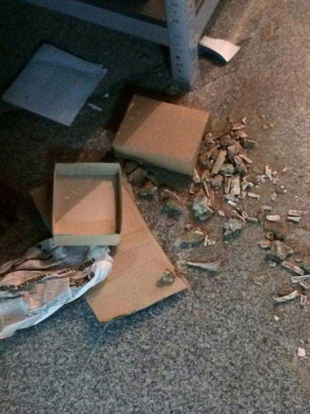 图：乌克兰基辅歷史博物馆18日晚遭贼人抢掠，文物散落在地板上 互联网