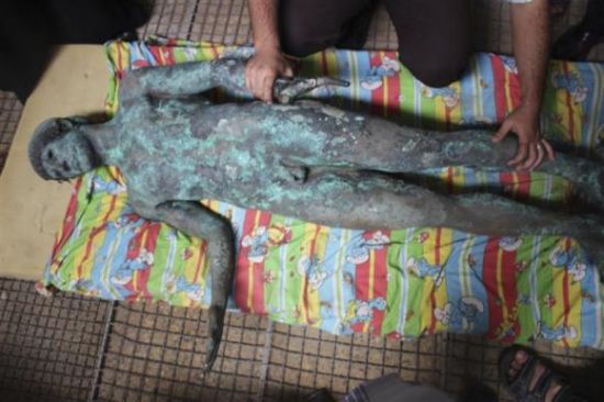 渔夫打捞出罕见阿波罗铜像：距今或已有2000年历史