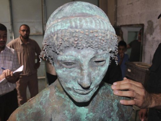 渔夫打捞出罕见阿波罗铜像：距今或已有2000年历史