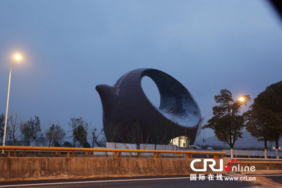 2014年2月9日，江苏无锡，一座正在建造的紫砂壶形状的建筑。