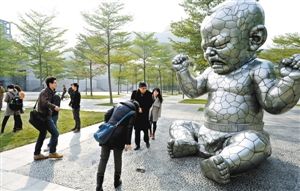 市民在深圳中心书城西侧广场近距离观看知名艺术家的公共雕塑作品。