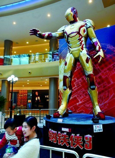 江城展出全世界唯一6米高巨型钢铁侠雕像