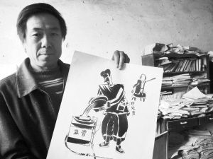 农民漫画家郝增茂向记者展示自己的作品 