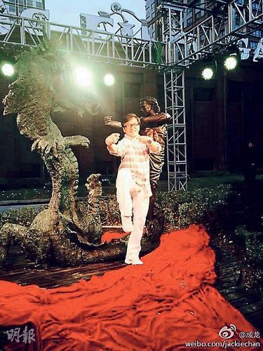 成龙与其雕塑合照 图片</p>

<p>　　至于“成龙斗”雕塑，由美国一对艺术家花了10多年时间完成，雕塑上的成龙正在耍醉拳，原来整个作品以他各种手形，例如五形拳、和平、爱心等手势完成，别具心思，艺术馆将展出成龙多年来电影的相关珍藏。</p>

<p>　　(原标题：成龙掷4000万建艺术馆 花10年造自己耍醉拳雕塑)</p>
<!-- publish_helper_end -->
                 

					<div class=