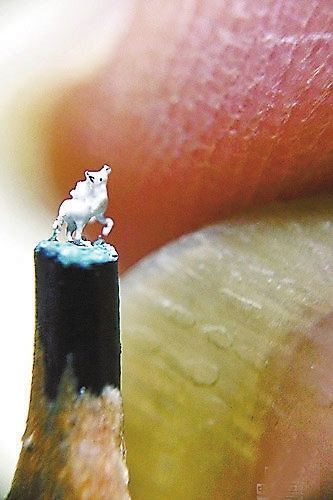微雕“世界最小白马”可立于直径0.2厘米铅笔芯上