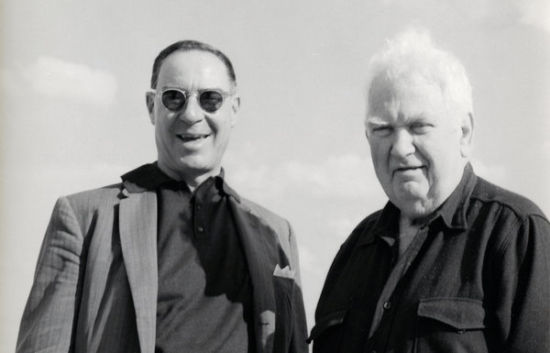 雕塑家亚历山大·考尔德（右）与长期合作的经销商及密友克劳斯·珀尔斯在法国，时间约为1974年。  Calder Foundation