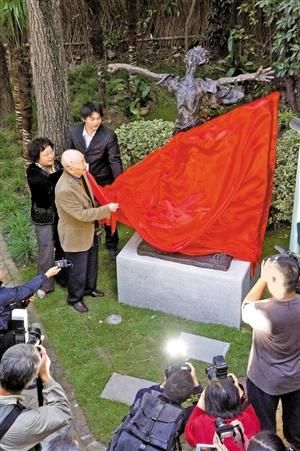 “黄永玉先生捐赠铜雕仪式”昨日在巴金故居举行。