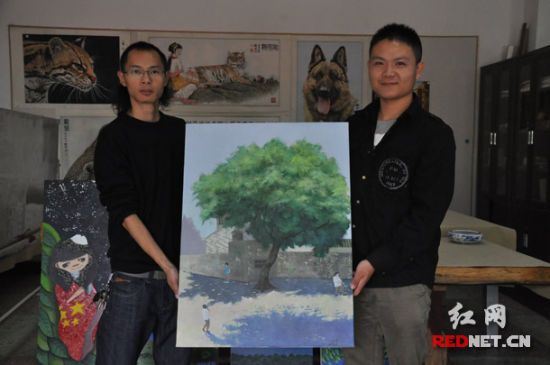 梦桥爱心团长陈淼媛(右)为郑文钦颁发了荣誉证书，邀请他担任百强残疾人艺术精英选拔大赛爱心推广大使。