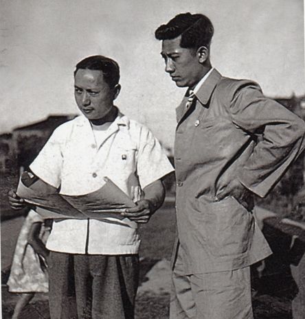 1945年，哈定（左）和老师张充仁在上海。