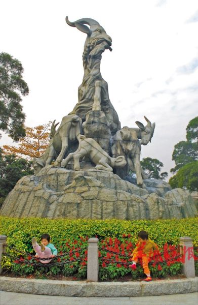 广州越秀山的五羊雕像(羊城晚报记者蔡惠中摄)