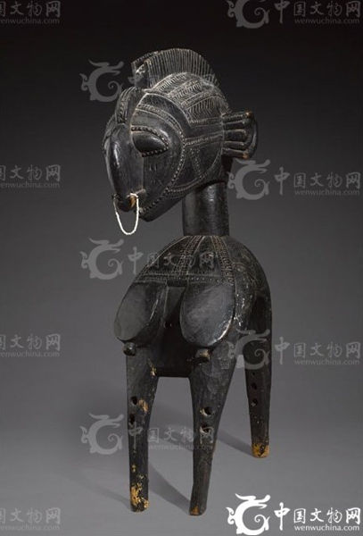 柔美母亲形象的基座。图为来自几内亚海湾的华美巴格(Baga)面具，配有展现柔美母亲形象的基座，由木材、青铜、金属等材质制成，高47英寸(约为119.5厘米)，拍前估价为40万至60万美元(约合人民币244万至366万元)。