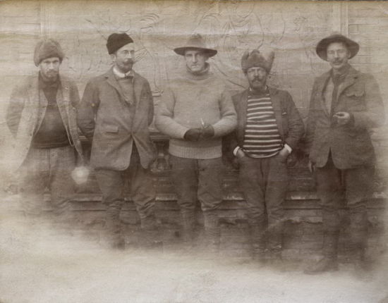 克拉克考察队成员(从左至右)：索尔比、克拉克、科布、格兰特、道格拉斯，1908 年 11 月。