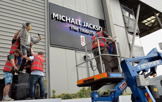 工作人员正在拆除MJ雕像