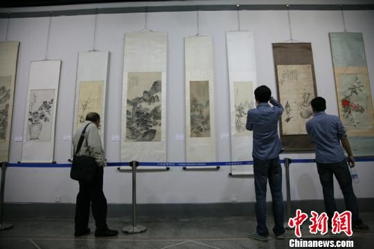 云南历代著名画家精品展17日在云南省博物馆开展，跨越五个世纪近百名古今画家的精品汇聚一堂。图为市民观看画展。任东摄