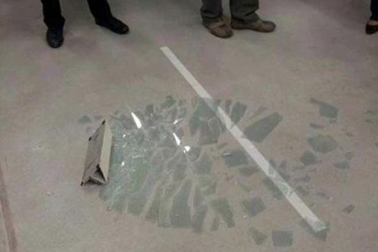 瑞士记者参加展览醉酒坏事 打碎一尊天价玻璃雕塑