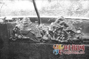 巴南区石龙镇，老王在堂屋中摆放的一对前清时期的古石雕