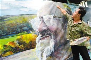 深圳画家李昱成创作的王洛宾肖像作品被联合国收藏，图为李昱成在创作中。