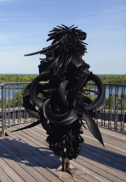 卡卡娅•布尔克《周而复始》2005年，综合材料，204x127x120cm