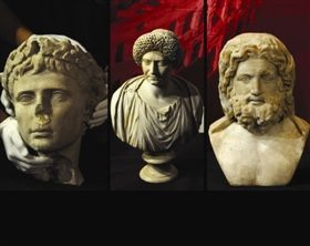 此次展览开箱布展仪式上亮相的展品（从左至右）： 奥古斯都石像、弗拉维时代妇女石像、主神朱庇特石头像