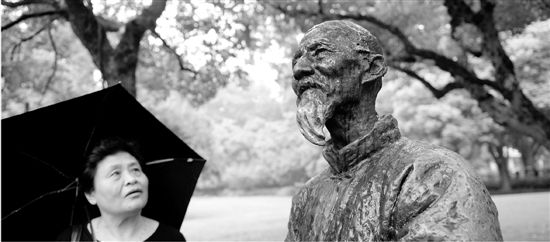 西湖北山路侧，黄宾虹铜像的眼镜再次被人盗走，头像侧面可以清楚看到刚刚拆毁的痕迹，而几个月前，这副眼镜就被人偷过。 李震宇 李选／摄