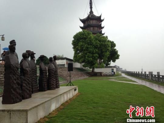 雕塑与钱江潮交相呼应。　邵思翊　摄