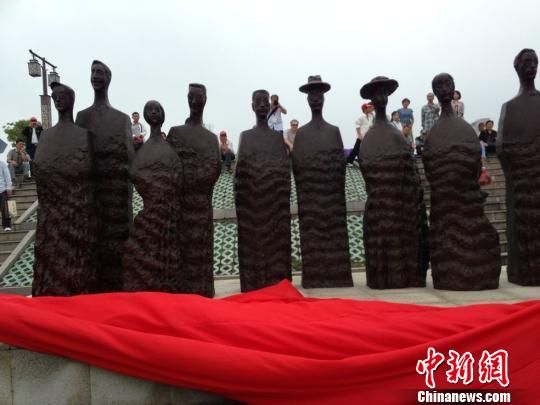 徐志摩与友人观潮雕塑揭幕。　邵思翊　摄