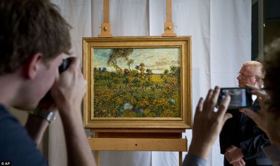 作于1888年的《蒙马儒黄昏》(Sunset at Montmajour)