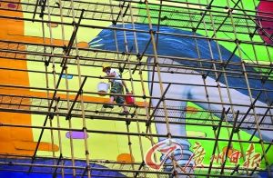 Seth在高空创作中。