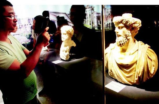 古罗马文物展深深吸引着前来参观的游客　本报记者阮班慧 摄