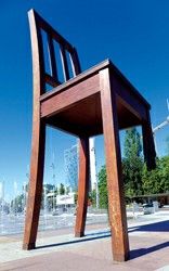 图片说明:这张椅子有多高？一位一米八的人顶多只有它腿的四分之一，可它为何折了一只腿？ 黄伟明摄于瑞士日内瓦