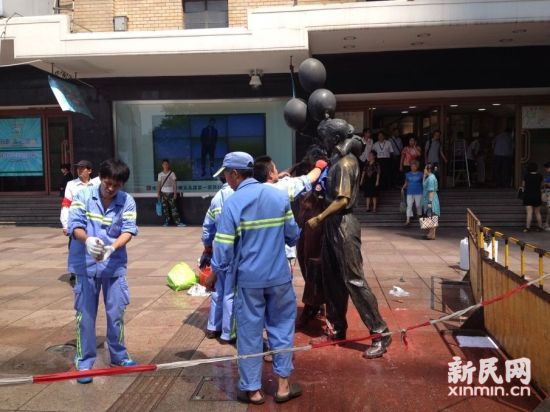 南京路步行街上欢迎雕像被泼油漆。记者萧君玮 摄