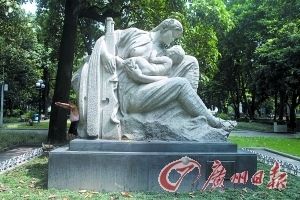 人民公园雕塑底座已修复。记者 杨勤 摄