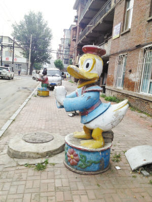 路边的唐老鸭与米老鼠雕塑