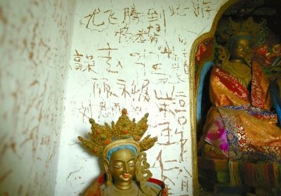 甘肃马蹄寺石窟内的墙壁上刻满了游客的不文明“作品”。