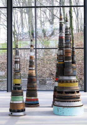 托尼·克拉格作品《大教堂》（Minster.钢铁，1988）