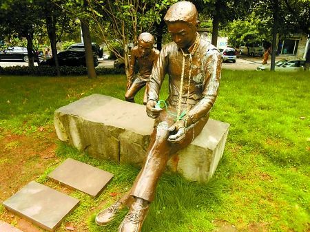 雕塑被市民包扎了起来