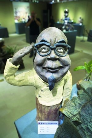 王增丰曾是一名军人。这尊《敬礼》是他以艺术的方式向军旅生涯致敬。