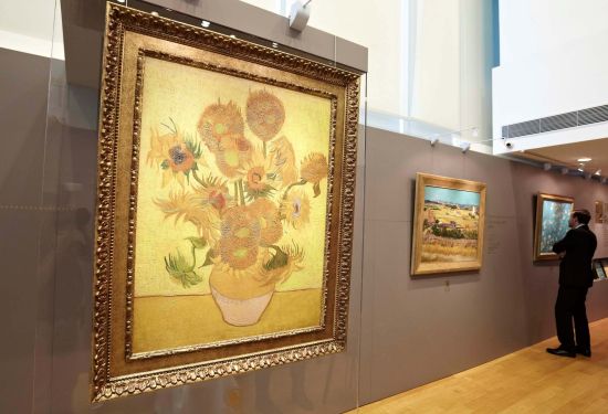 《向日葵》是梵高为迎接好友、法国画家保罗‧高更的到来，布置其客房而特意绘画。高更对梵高所画的向日葵大表赞赏，更认为向日葵是梵高的标记。